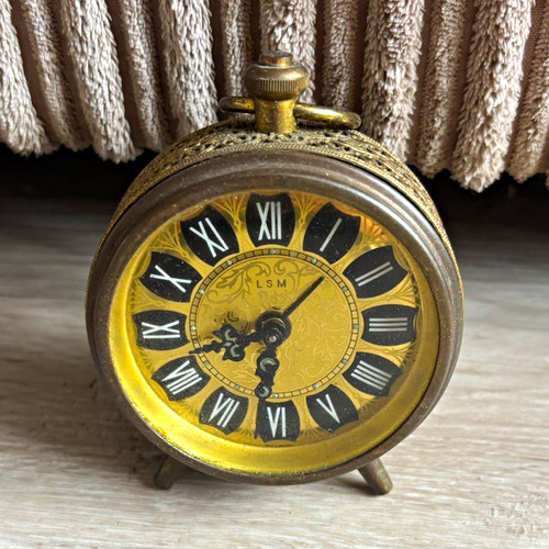 Round gold metal analogue - metal,